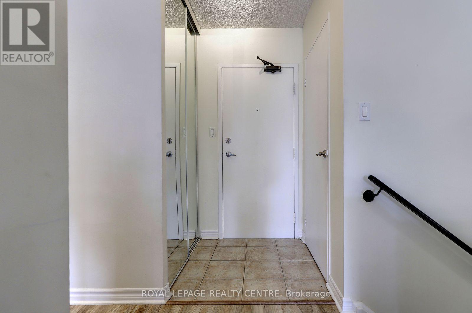 201 - 1000 Cedarglen Gate, Mississauga, Ontario  L5C 3Z5 - Photo 3 - W13801134