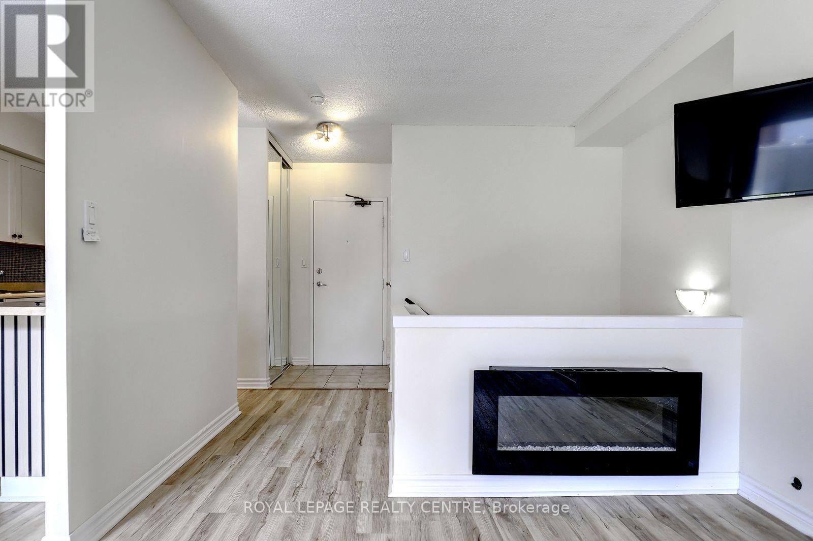 201 - 1000 Cedarglen Gate, Mississauga, Ontario  L5C 3Z5 - Photo 4 - W13801134