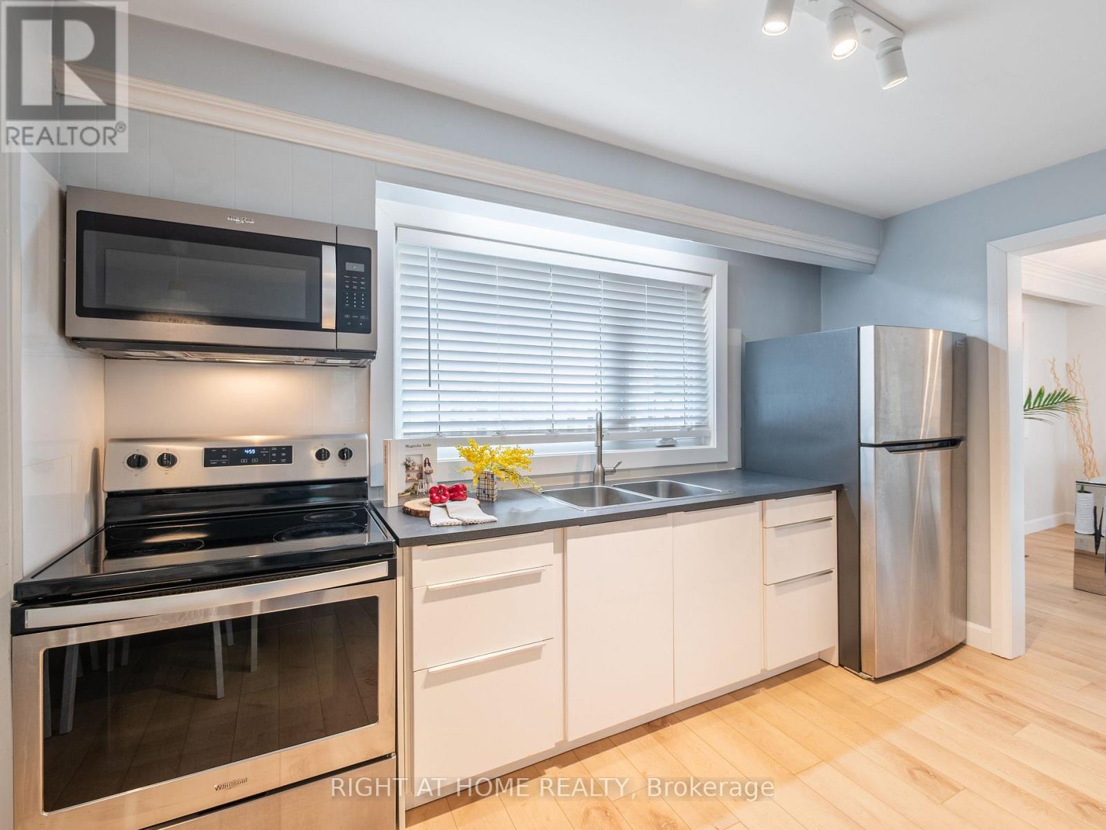 2 Leavenworth Crescent, Toronto, Ontario  M9C 1T3 - Photo 11 - W13798542