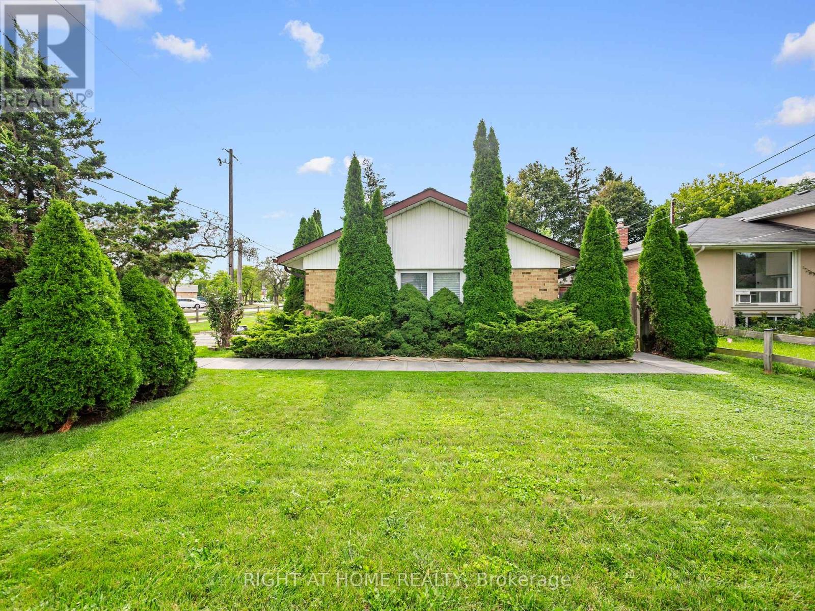 2 Leavenworth Crescent, Toronto, Ontario  M9C 1T3 - Photo 3 - W13798542