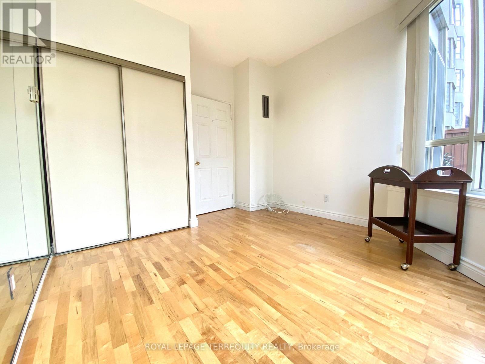 201 - 30 Greenfield Avenue, Toronto, Ontario  M2N 6N3 - Photo 4 - C13799808