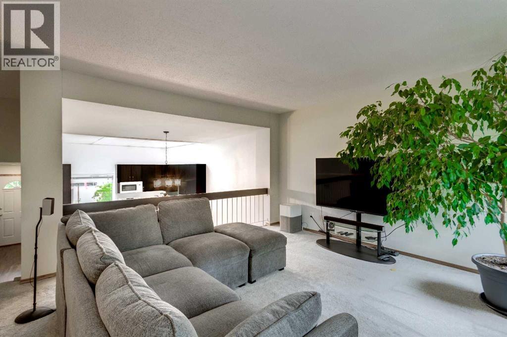 386 Brae Glen Crescent SW, Calgary, Alberta  T2W 1B6 - Photo 4 - A2343218