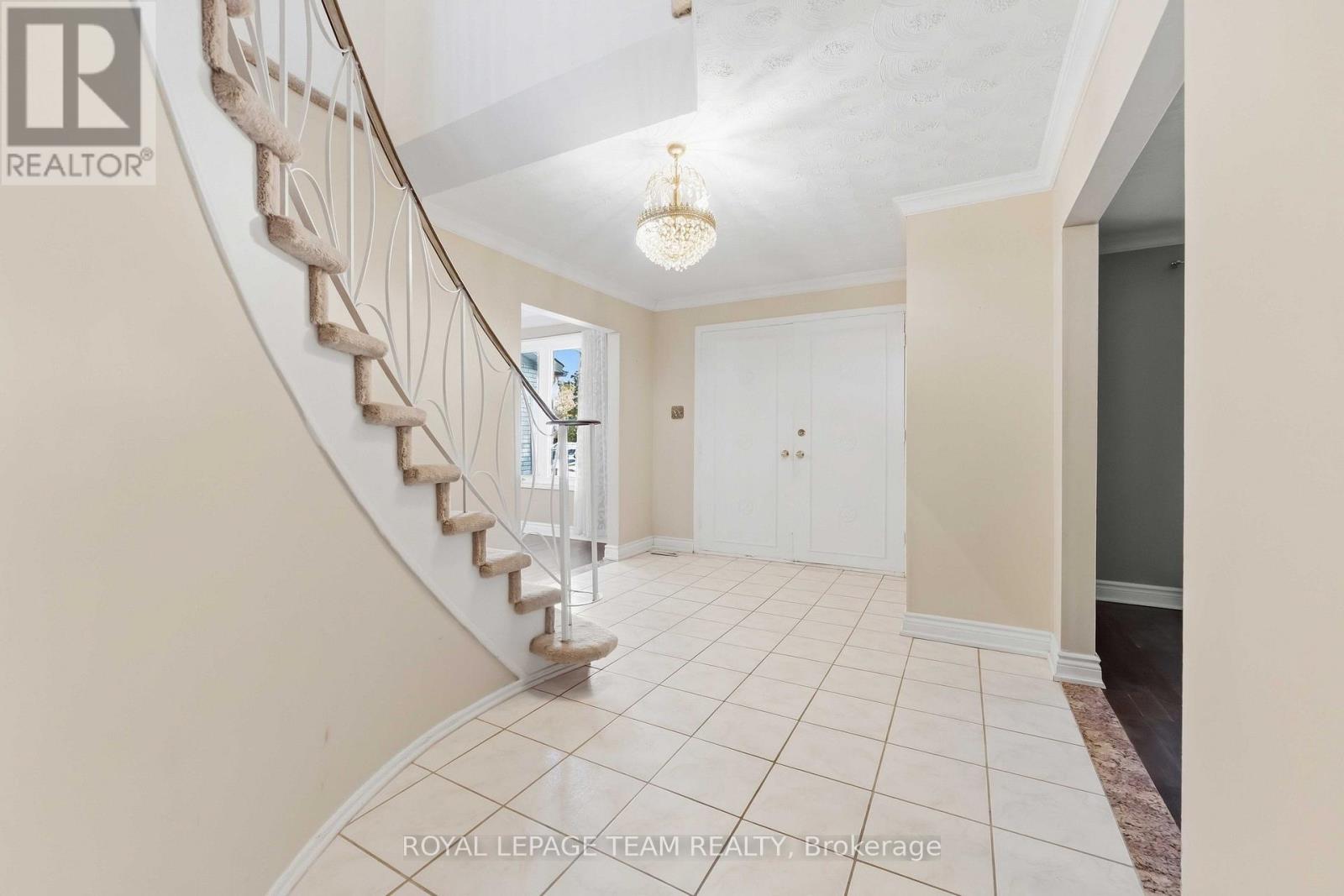 19 Amberwood Crescent, Ottawa, Ontario  K2E 7B7 - Photo 2 - X13801232