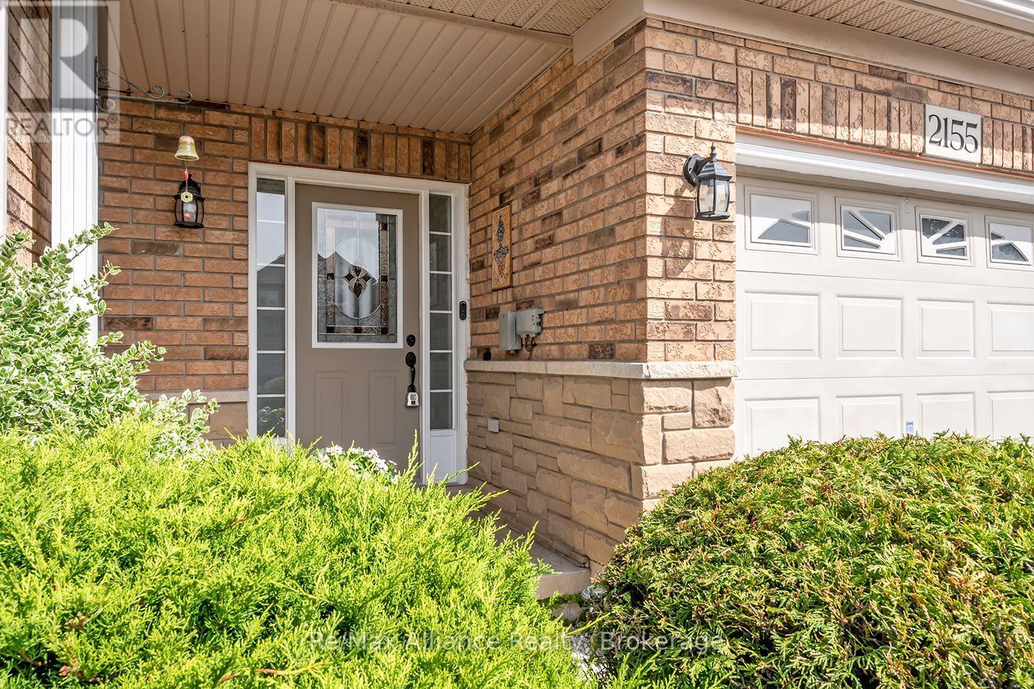 2155 Redstone Crescent, Oakville, Ontario  L6M 5B2 - Photo 2 - W13801438