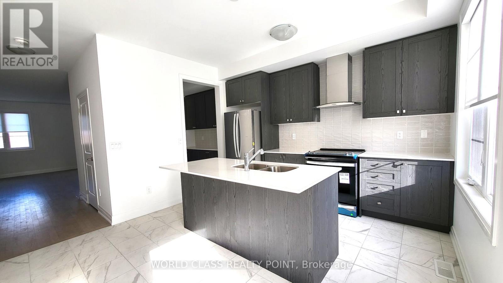 48 WATERSIDE WAY, Whitby, Ontario