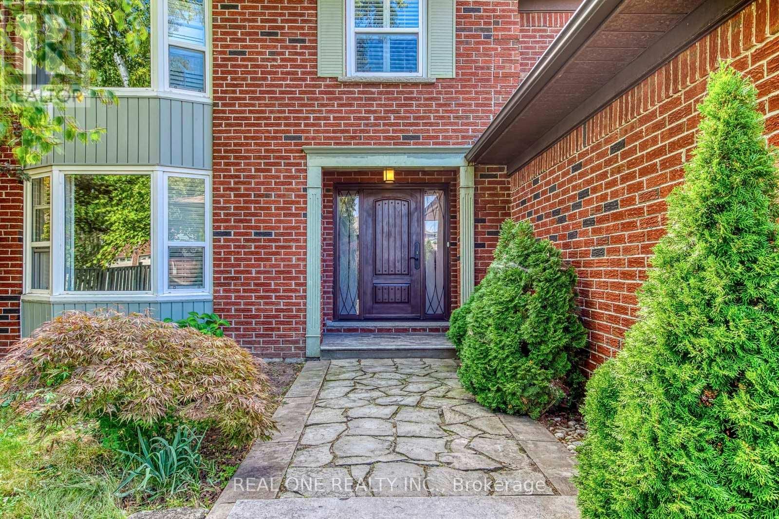 3944 Glamis Court, Mississauga, Ontario  L5L 3N5 - Photo 3 - W13801206