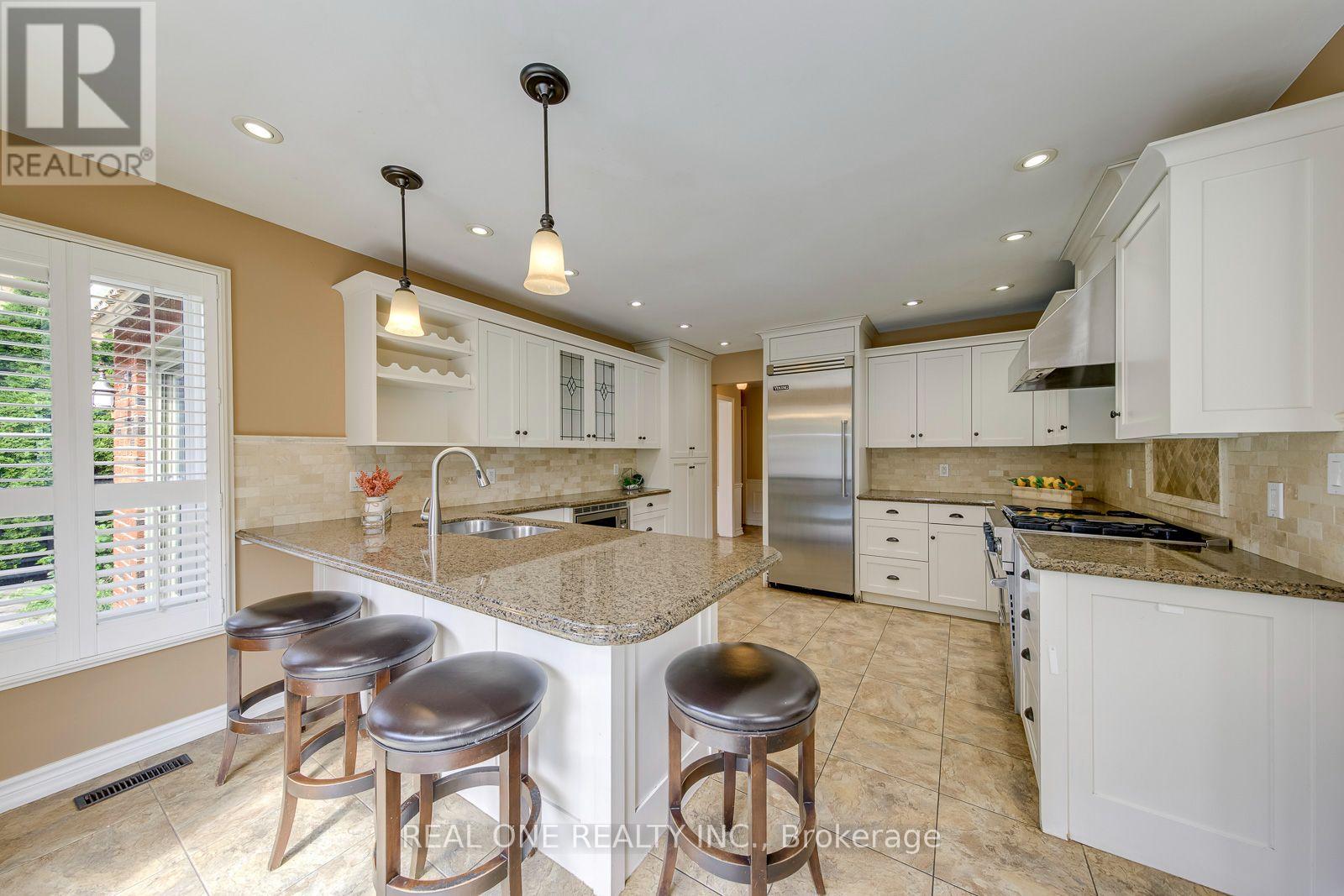 3944 Glamis Court, Mississauga, Ontario  L5L 3N5 - Photo 8 - W13801206