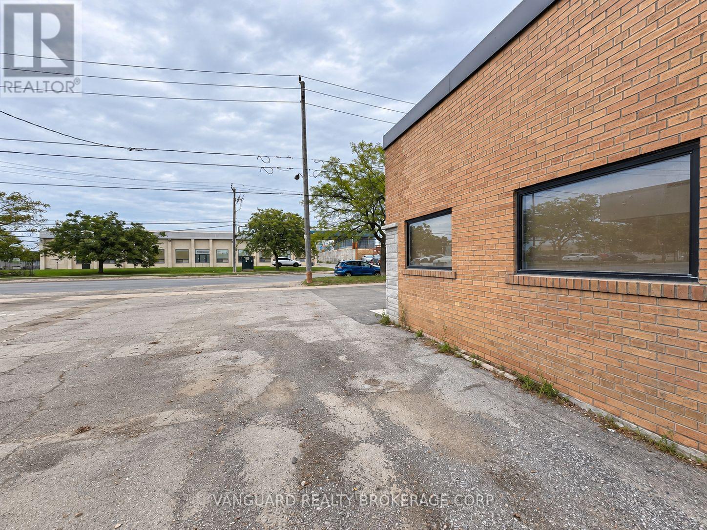 119 Toryork Drive, Toronto, Ontario  M9L 1X9 - Photo 3 - W13801248