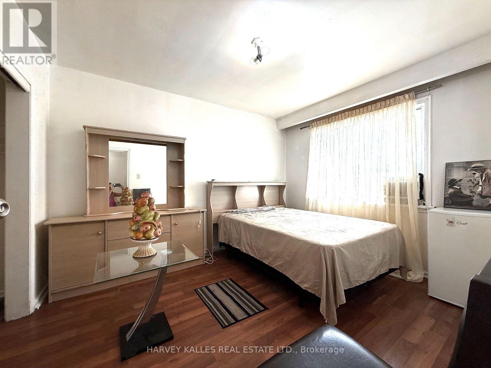 Room # 4 - 8 Medford Avenue, Toronto (Oakridge), Ontario  M1L 4G2 - Photo 4 - E13801534