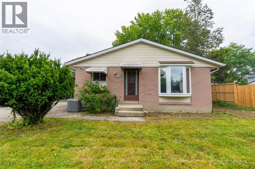 1104 OVERLEA CRESCENT
