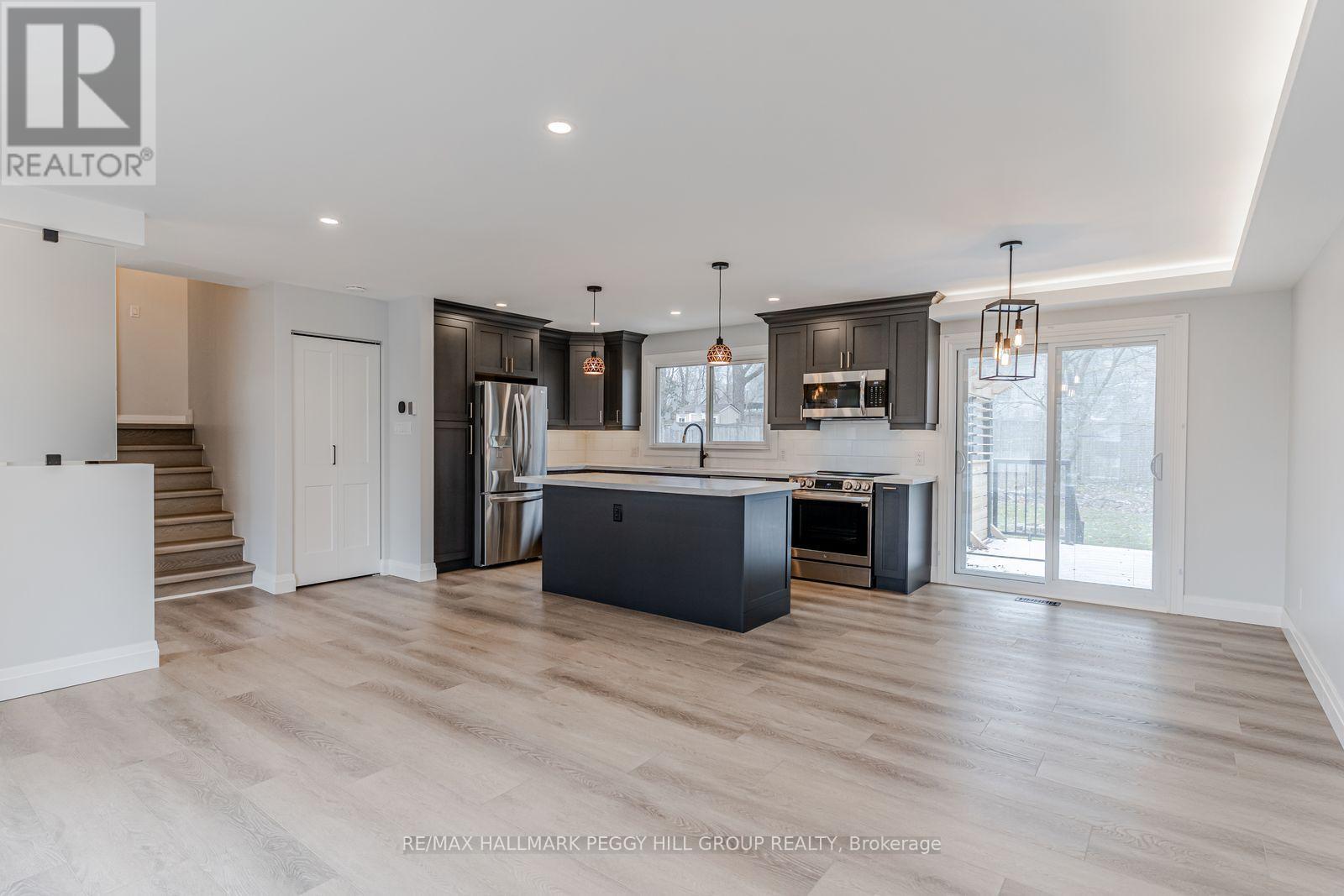 Upper - 20 Ottaway Avenue, Barrie, Ontario  L4M 2W7 - Photo 3 - S13801656