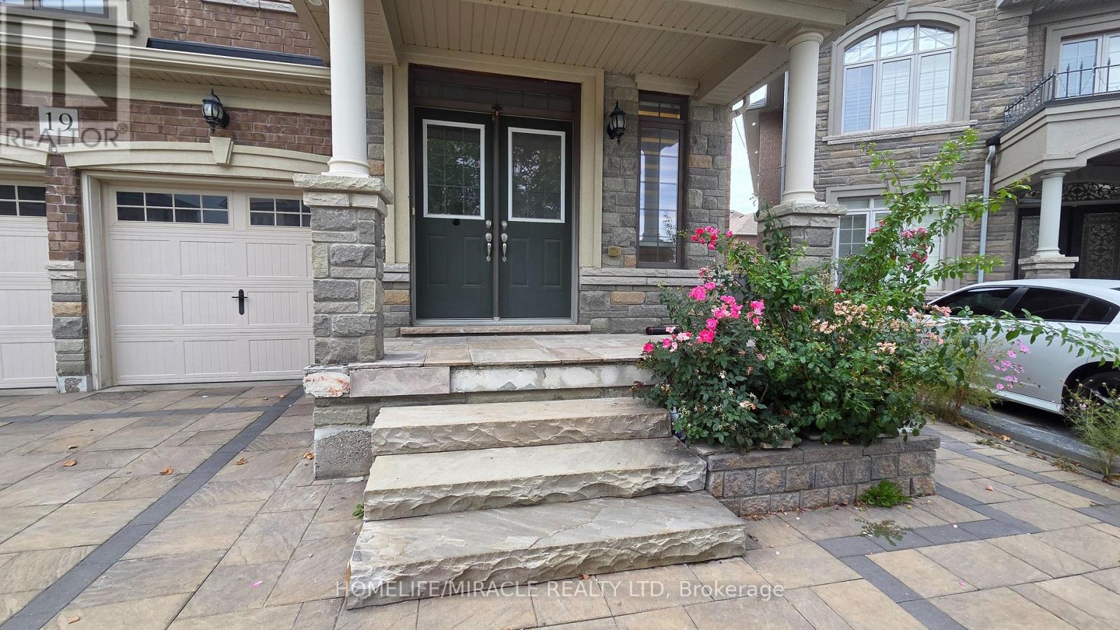 19 Belgium Crescent, Brampton, Ontario  L7A 4R2 - Photo 4 - W13801642