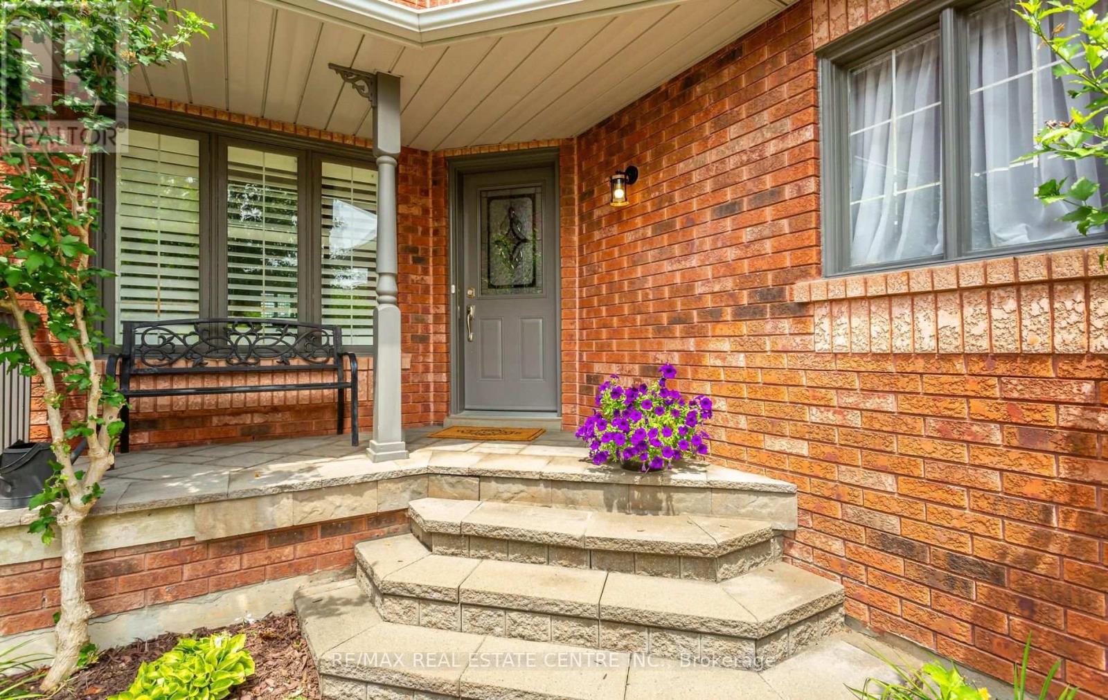 40 Hepburn Crescent N, Halton Hills, Ontario  L7G 5P8 - Photo 3 - W13801674