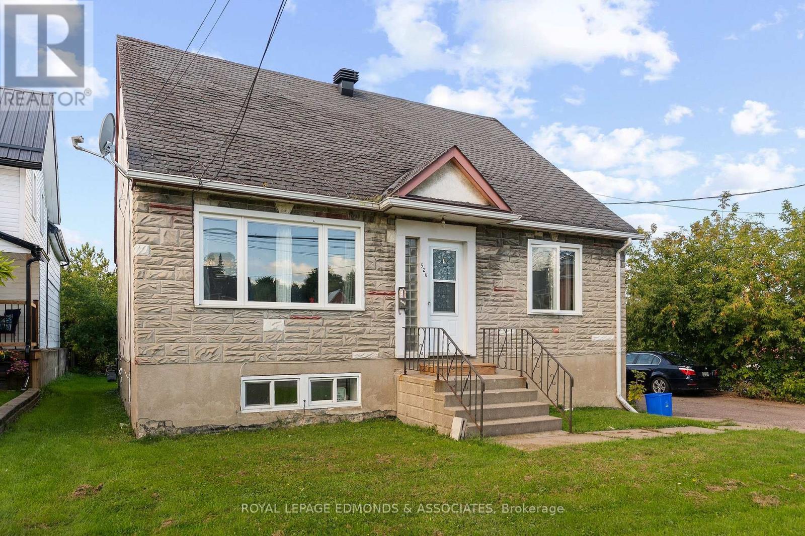 526 MACKAY STREET, Pembroke, Ontario