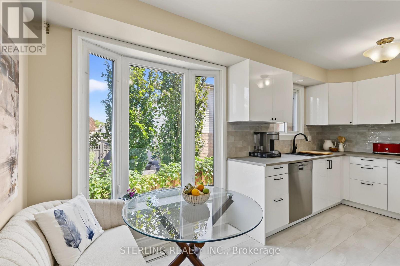336 Gothic Court, Oshawa, Ontario  L1G 7J2 - Photo 4 - E13801844