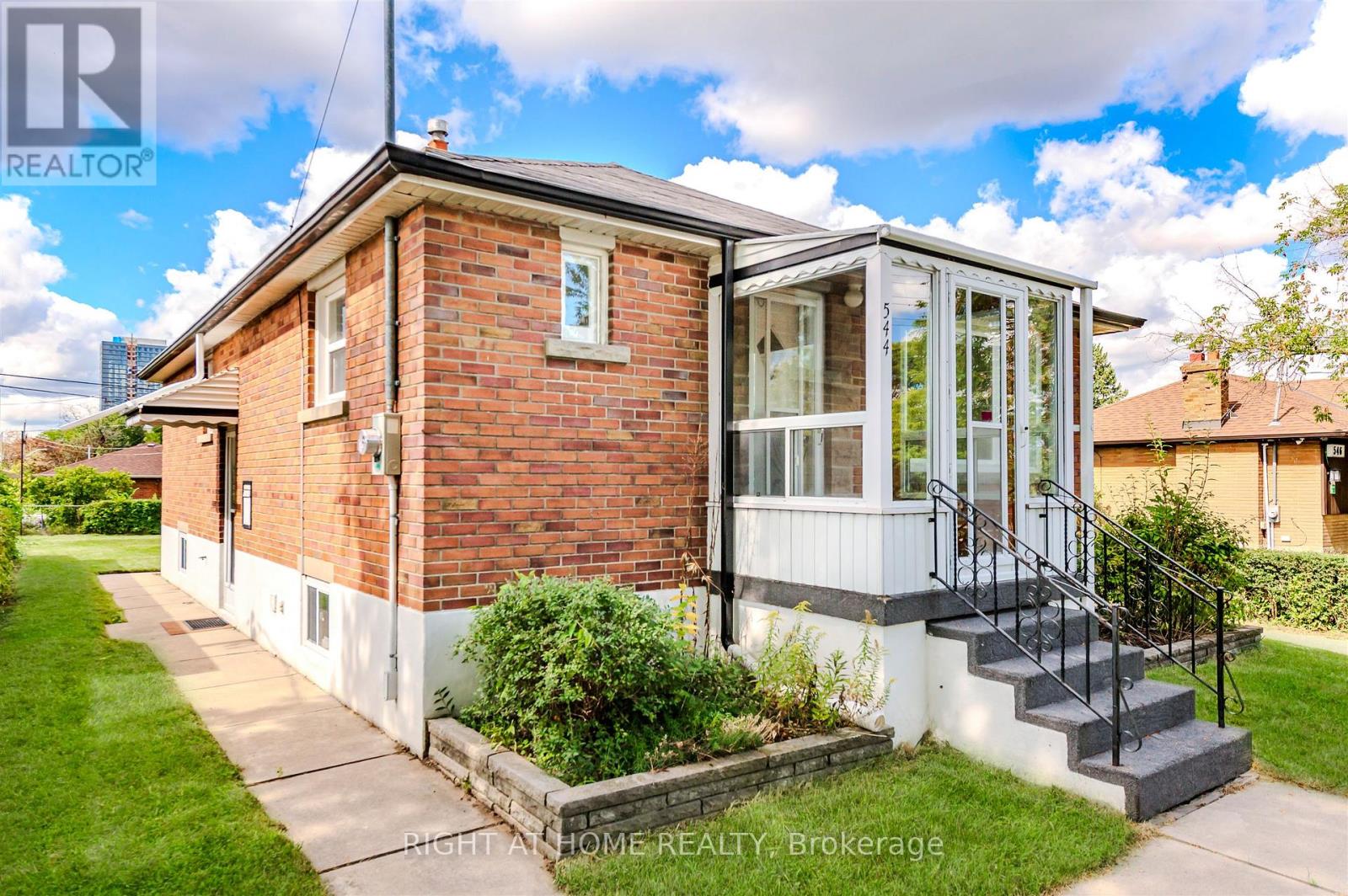 544 Brimley Road, Toronto, Ontario  M1J 1A8 - Photo 3 - E13801904