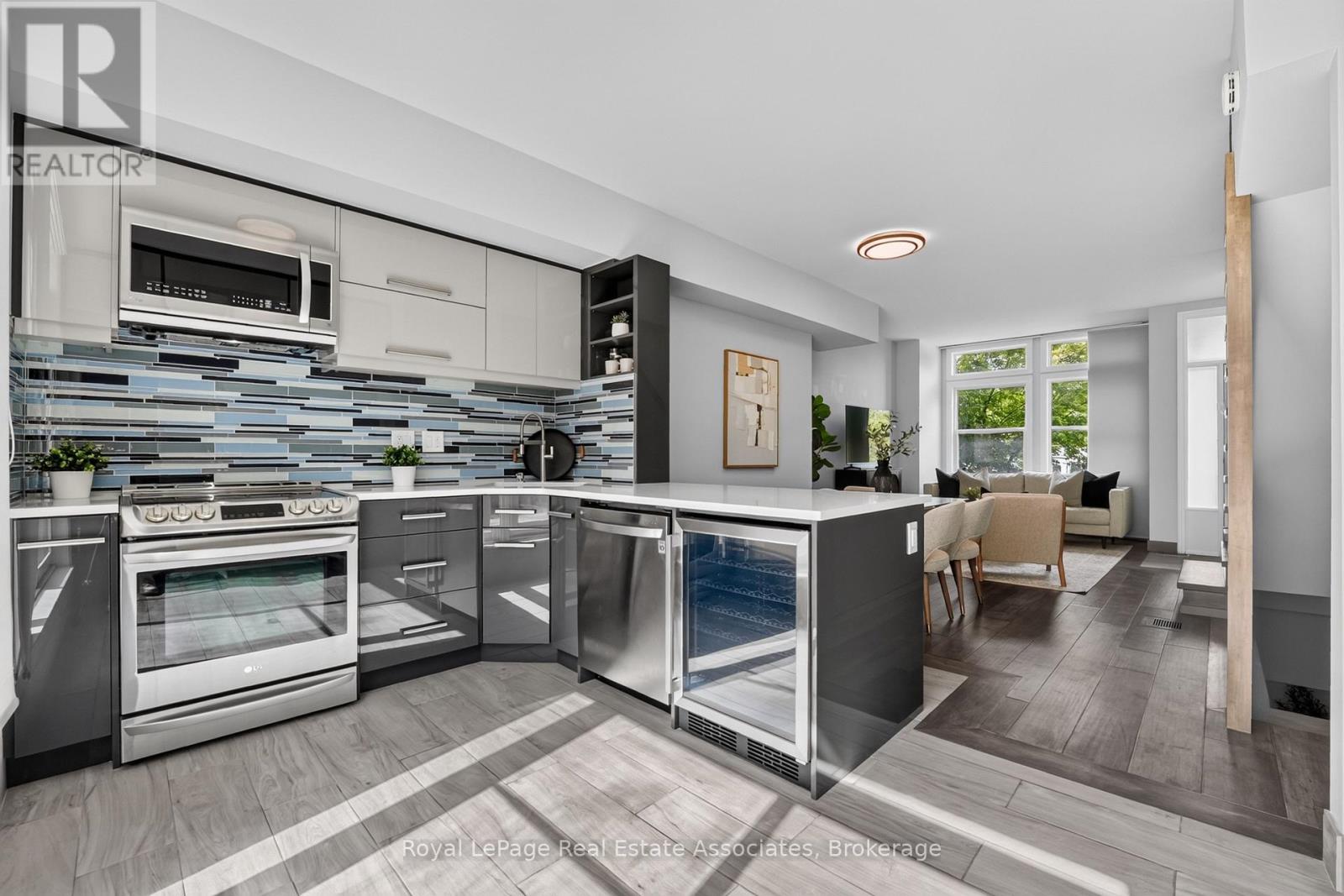 30 Michael Power Place, Toronto, Ontario  M9A 5G9 - Photo 3 - W13801754