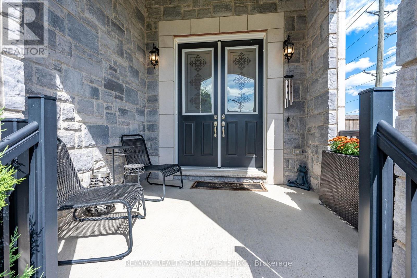 9 Calico Court, Halton Hills, Ontario  L7G 0M1 - Photo 4 - W13801766