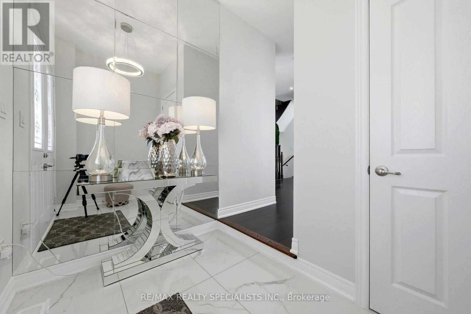 9 Calico Court, Halton Hills, Ontario  L7G 0M1 - Photo 6 - W13801766