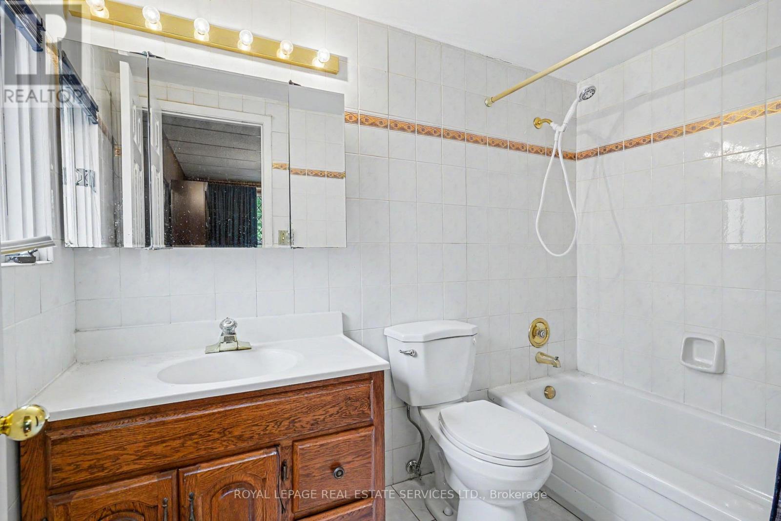1577 Thompson Street, Mississauga, Ontario  L5C 1B4 - Photo 12 - W13801776