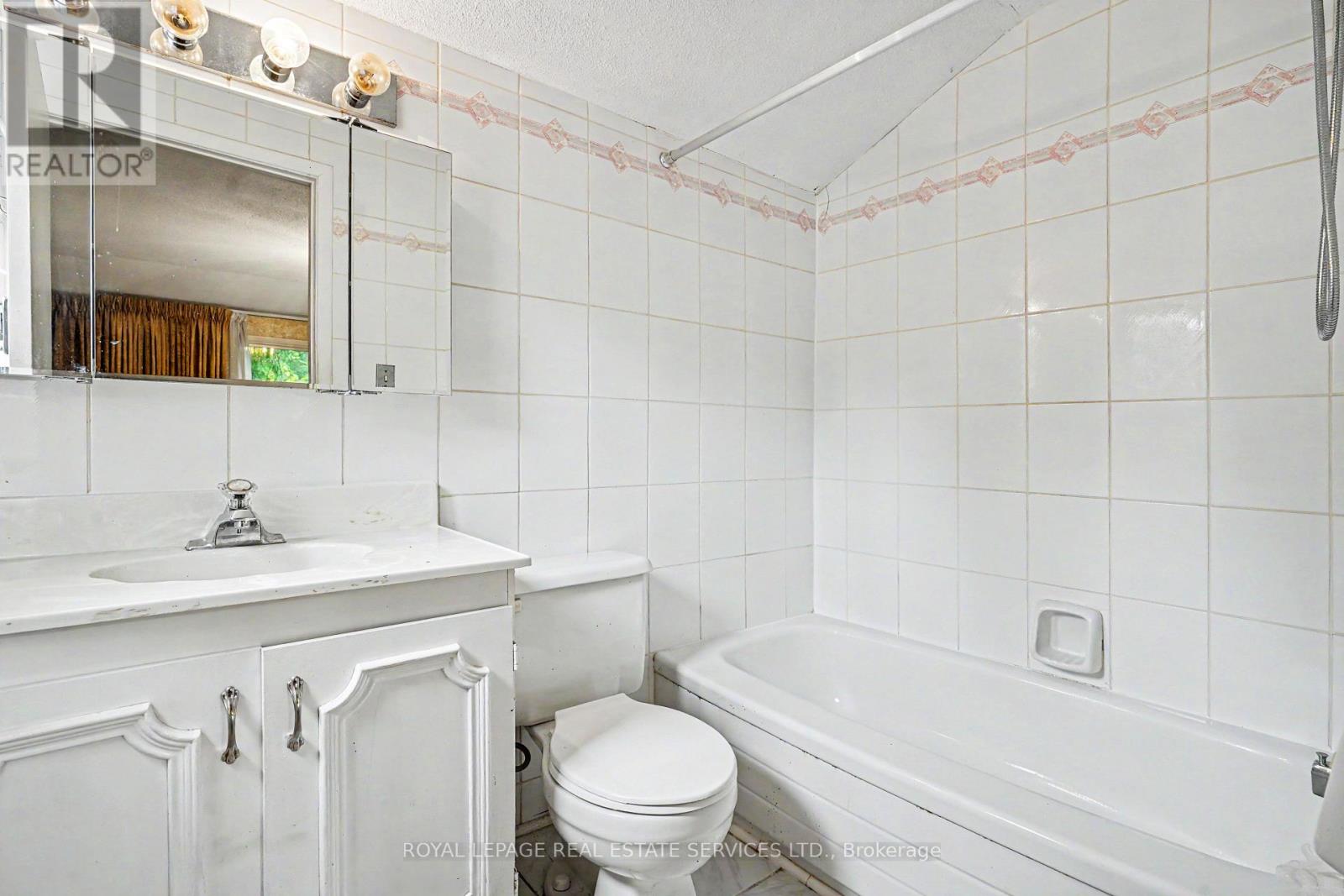 1577 Thompson Street, Mississauga, Ontario  L5C 1B4 - Photo 17 - W13801776