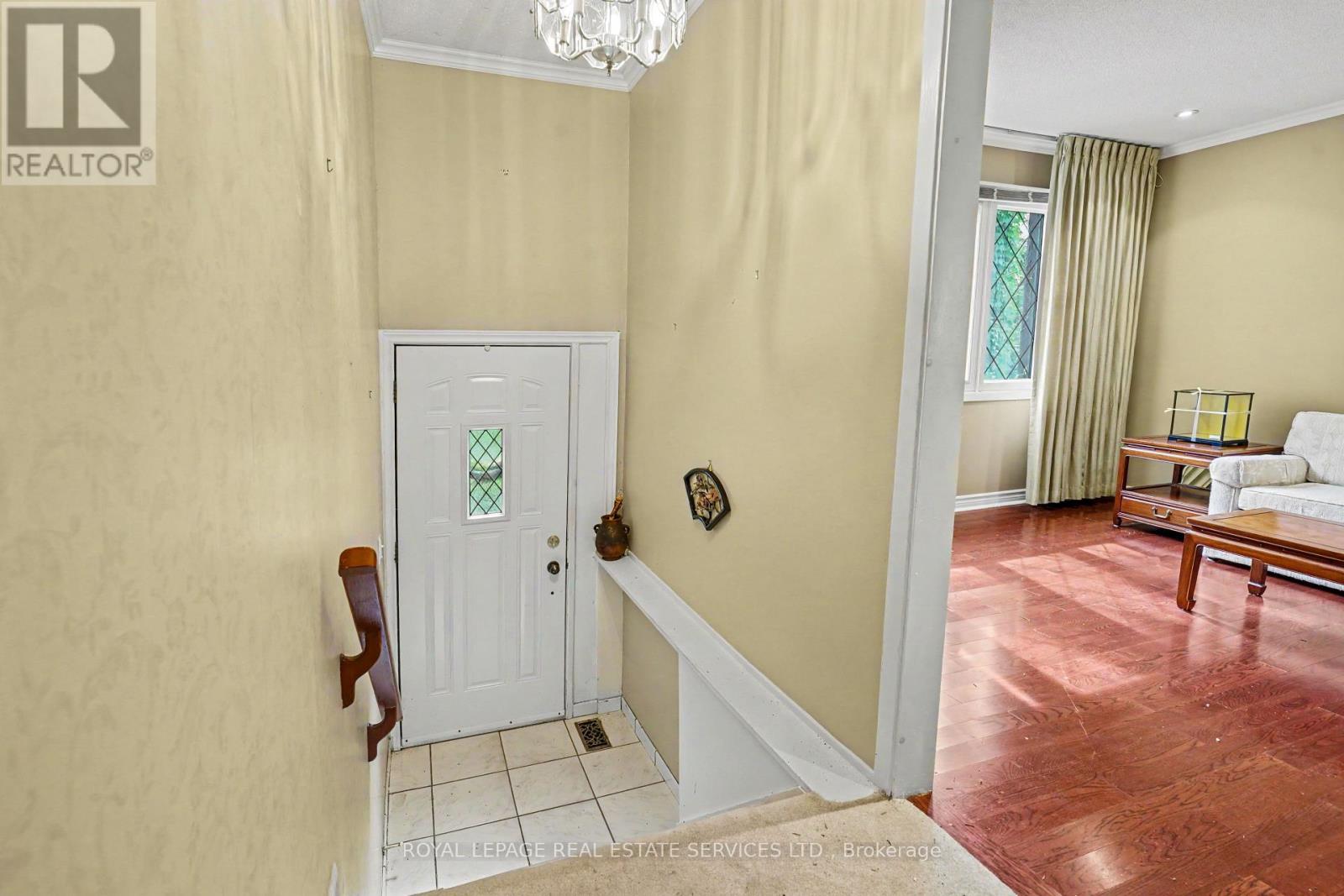 1577 Thompson Street, Mississauga, Ontario  L5C 1B4 - Photo 2 - W13801776
