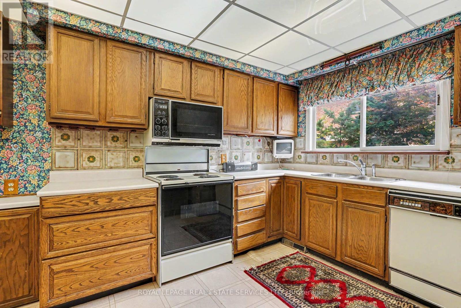 1577 Thompson Street, Mississauga, Ontario  L5C 1B4 - Photo 8 - W13801776