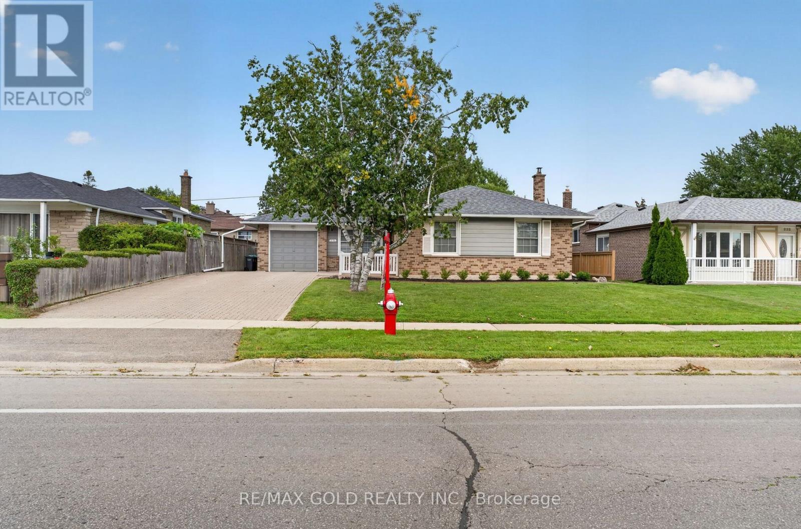 234 Avondale Boulevard, Brampton, Ontario  L6T 1J4 - Photo 2 - W13801906