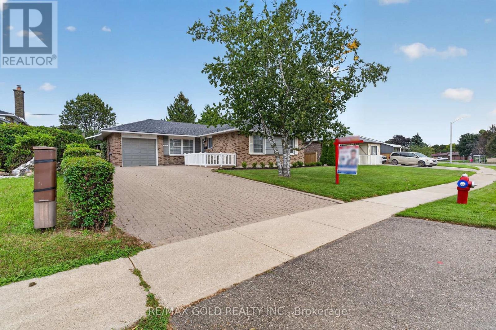 234 Avondale Boulevard, Brampton, Ontario  L6T 1J4 - Photo 3 - W13801906