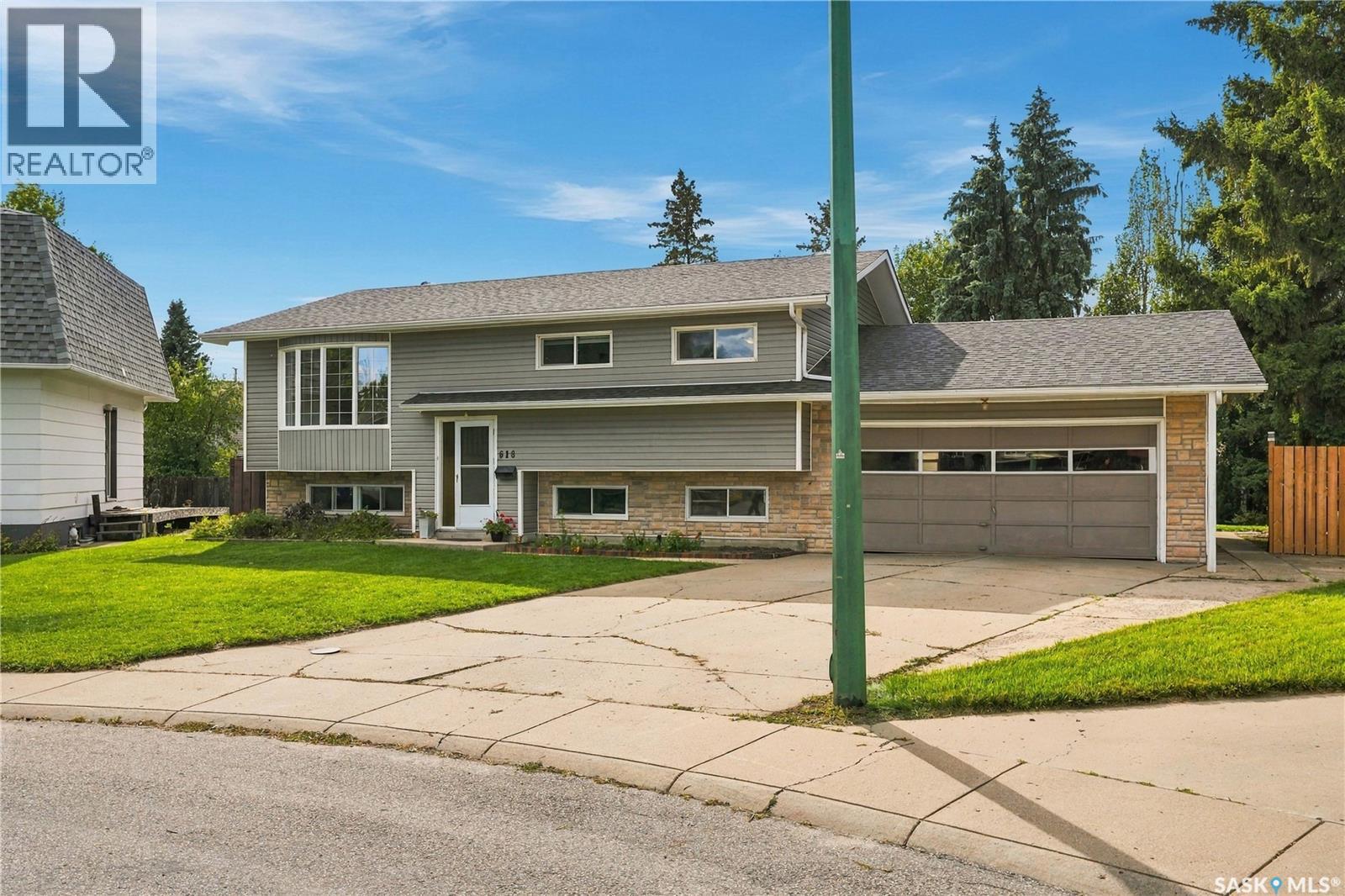 618 Priel Court, Saskatoon, Saskatchewan  S7M 4K6 - Photo 2 - SK048816
