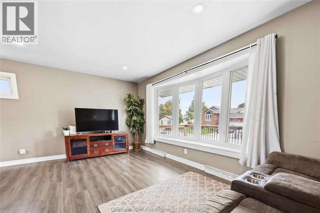 6 York Street, Lambton Shores, Ontario  N0N 1J0 - Photo 3 - 26023002