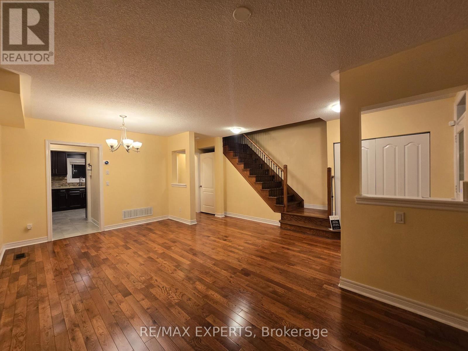 48 Dunvegan Crescent, Brampton (Fletcher's Meadow), Ontario  L7A 2Y2 - Photo 5 - W13802120