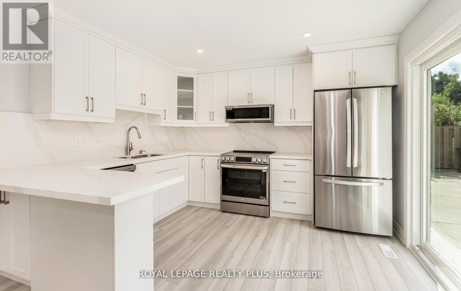 Rear - 2844 Kingsberry Crescent, Mississauga, Ontario  L5B 2K9 - Photo 11 - W13802142