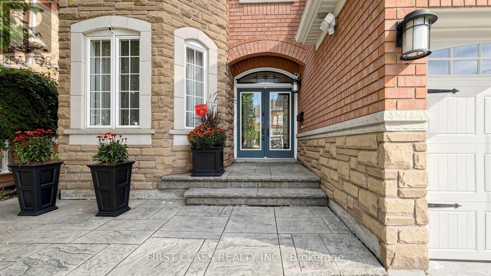 3292 Topeka Drive, Mississauga, Ontario  L5M 7V1 - Photo 3 - W13802158