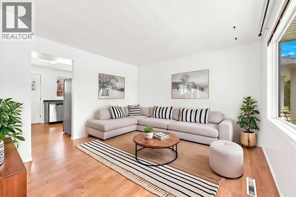 542 Regal Park Ne, Calgary, Alberta T2E 0S6 - Photo 3 - A2342433