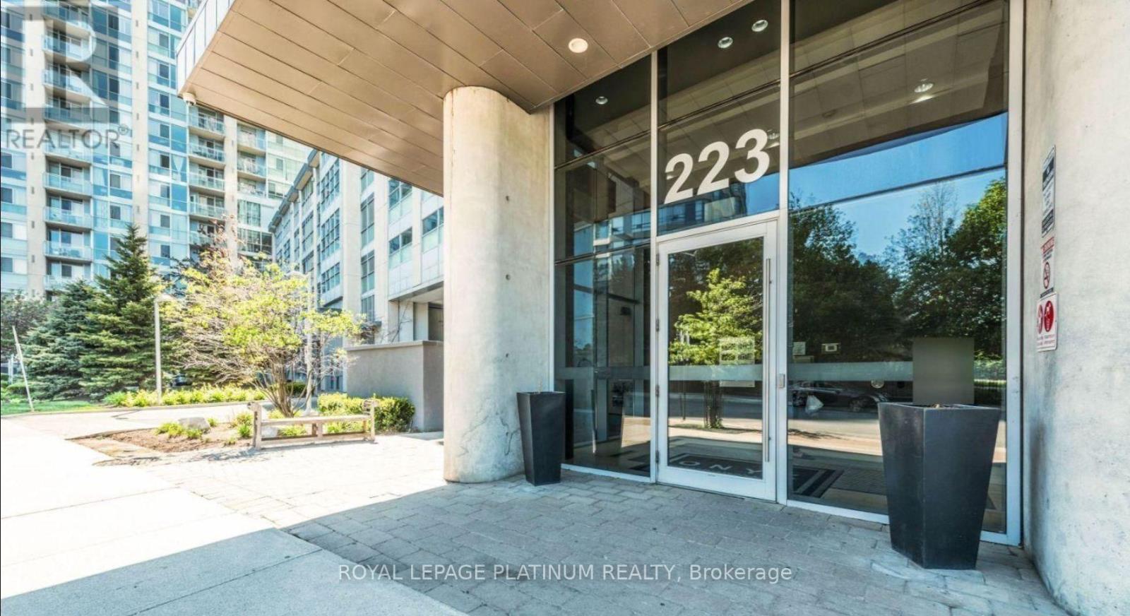 1202 - 223 Webb Drive, Mississauga (City Centre), Ontario  L5B 0E8 - Photo 2 - W13798494