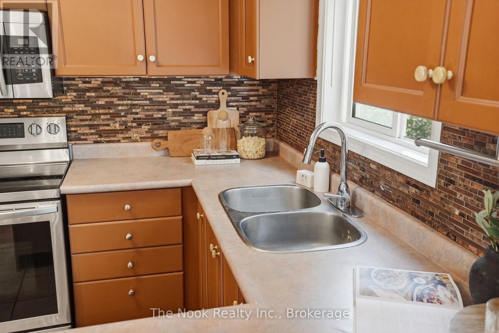 33 Aspen Park Way, Whitby, Ontario  L1N 9M6 - Photo 13 - E13802504
