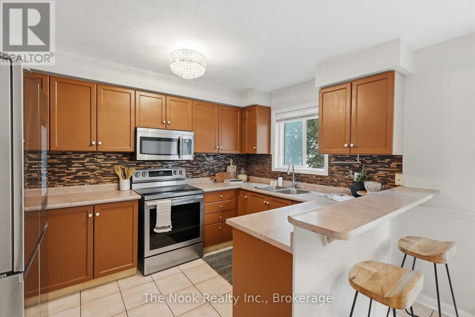 33 Aspen Park Way, Whitby, Ontario  L1N 9M6 - Photo 14 - E13802504