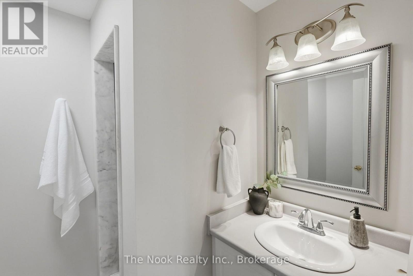 33 Aspen Park Way, Whitby, Ontario  L1N 9M6 - Photo 27 - E13802504