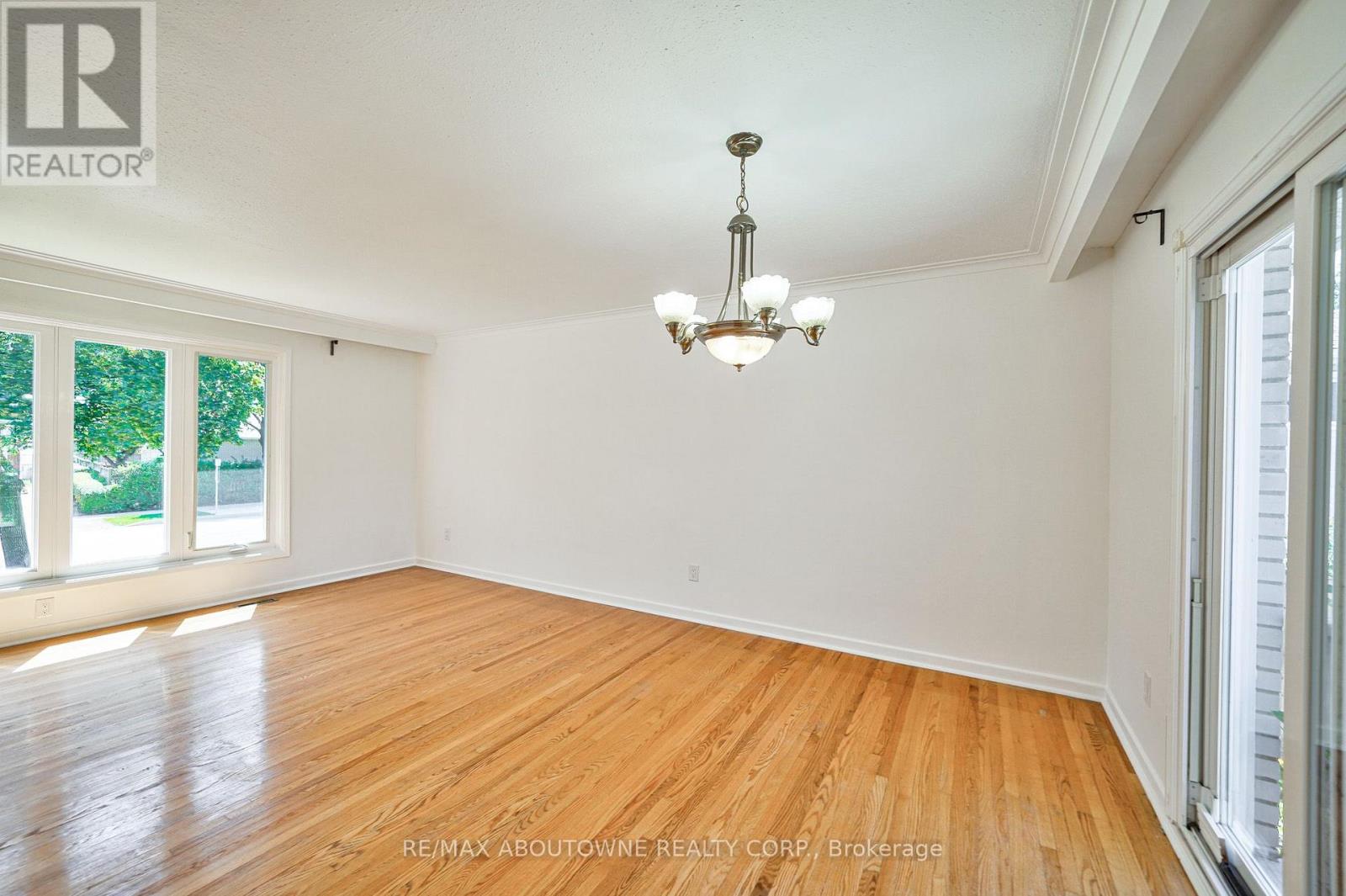 Upper - 4395 Longmoor Drive, Burlington (Shoreacres), Ontario  L7L 1X8 - Photo 14 - W13798628