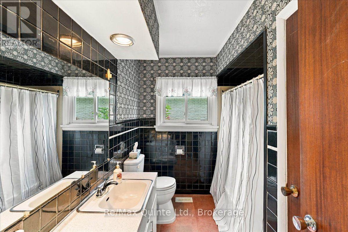 1b Rogers Street, Prince Edward County, Ontario  K0K 2T0 - Photo 13 - X13802414