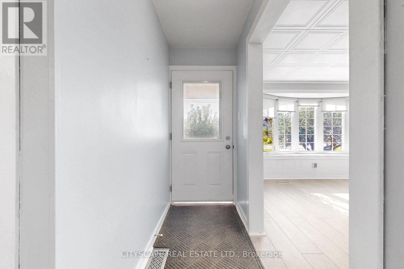 2049 Northern Avenue, Innisfil, Ontario  L9S 1Z4 - Photo 3 - N13802412