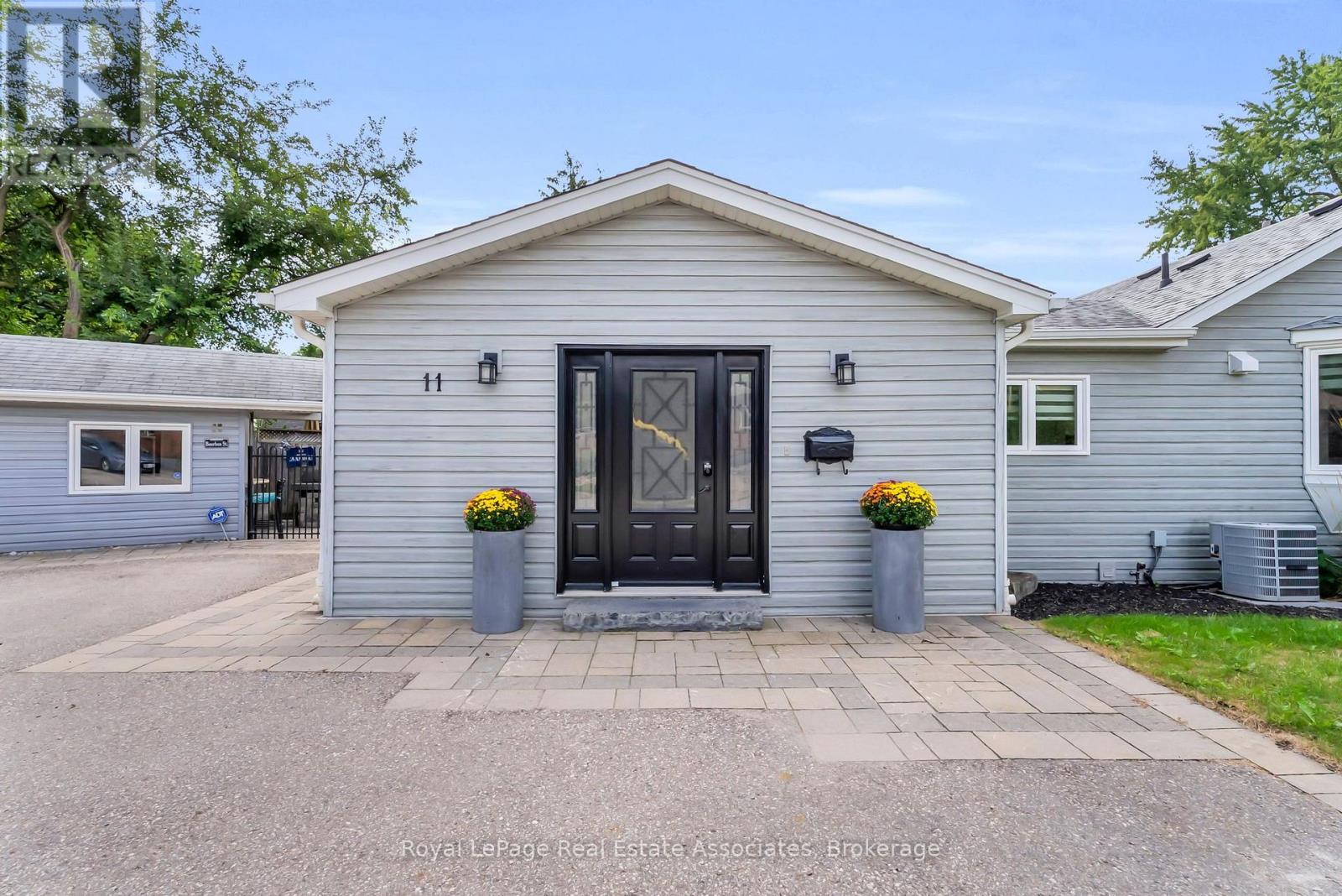 11 Churchill Crescent, Halton Hills, Ontario  L7G 2M8 - Photo 4 - W13802276