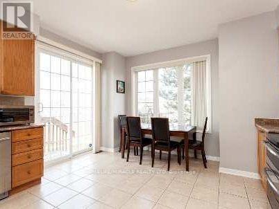 5936 Whitehorn Avenue, Mississauga, Ontario  L5V 2Y8 - Photo 7 - W13802290