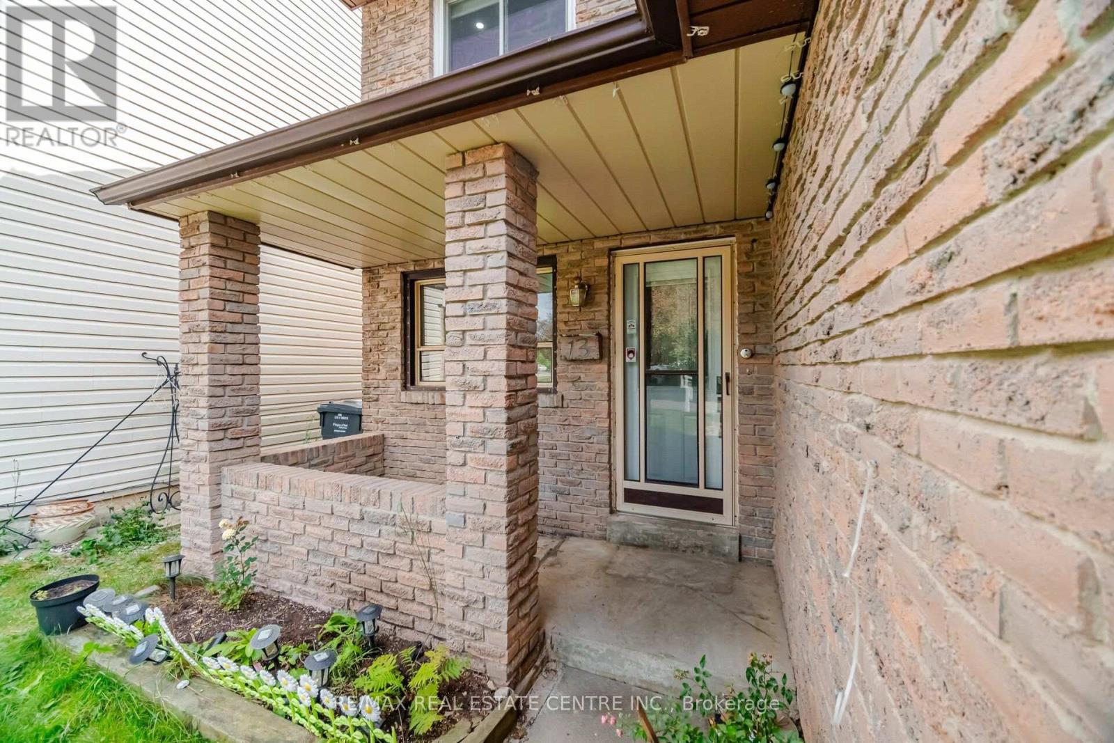 13 Dalzell Avenue, Brampton, Ontario  L6Z 1H1 - Photo 5 - W13802292