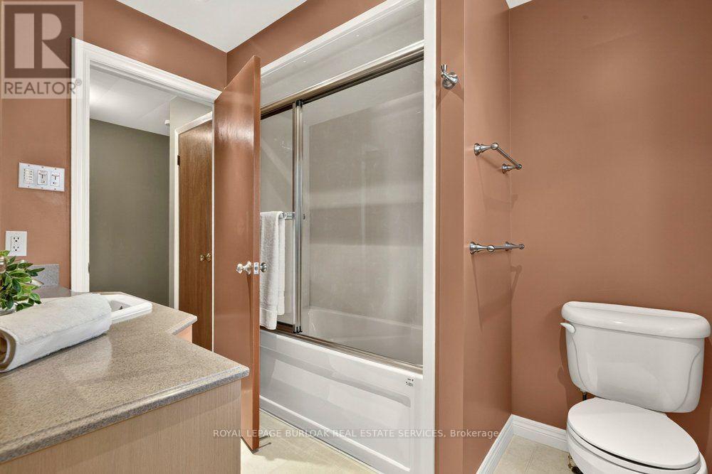 1083 Manorwood Drive, Burlington, Ontario  L7T 2L9 - Photo 17 - W13802340
