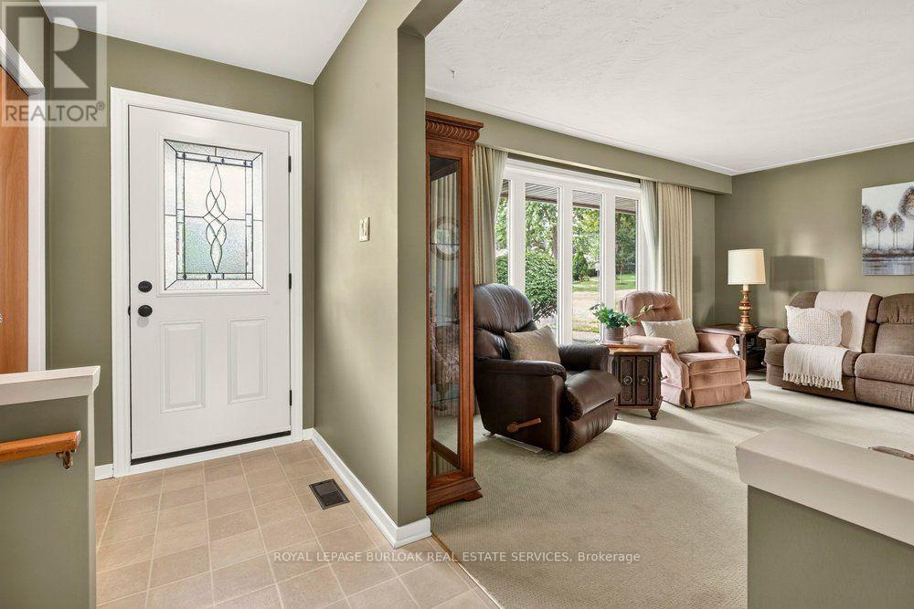 1083 Manorwood Drive, Burlington, Ontario  L7T 2L9 - Photo 3 - W13802340