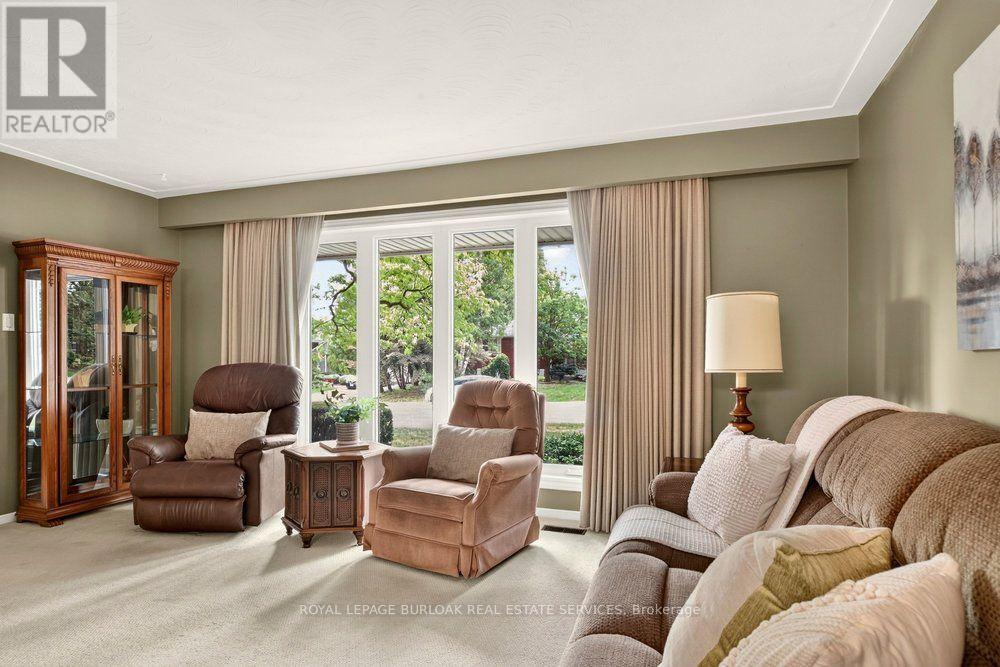 1083 Manorwood Drive, Burlington, Ontario  L7T 2L9 - Photo 6 - W13802340