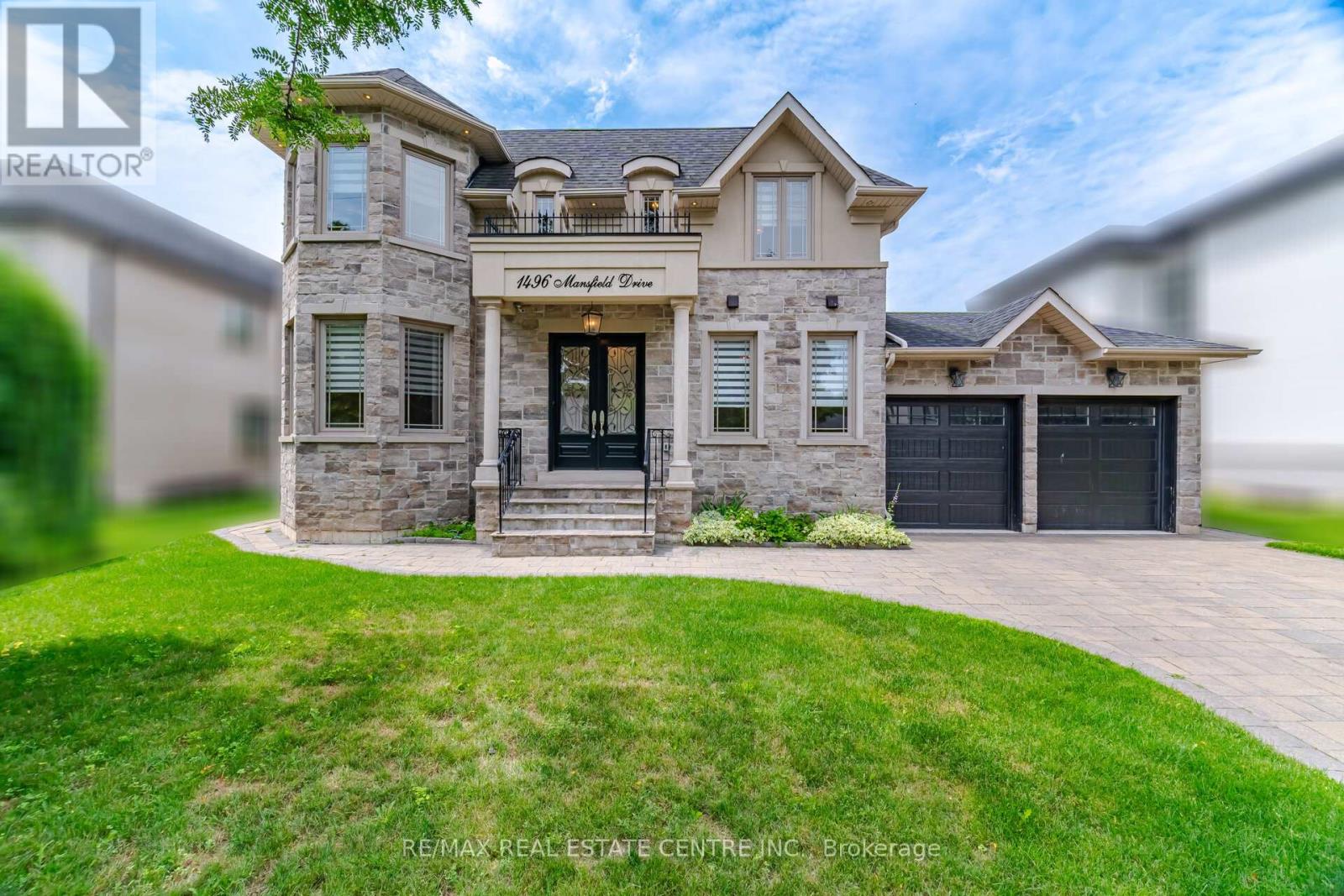 1496 Mansfield Drive, Oakville, Ontario  L6H 1K4 - Photo 2 - W13802392