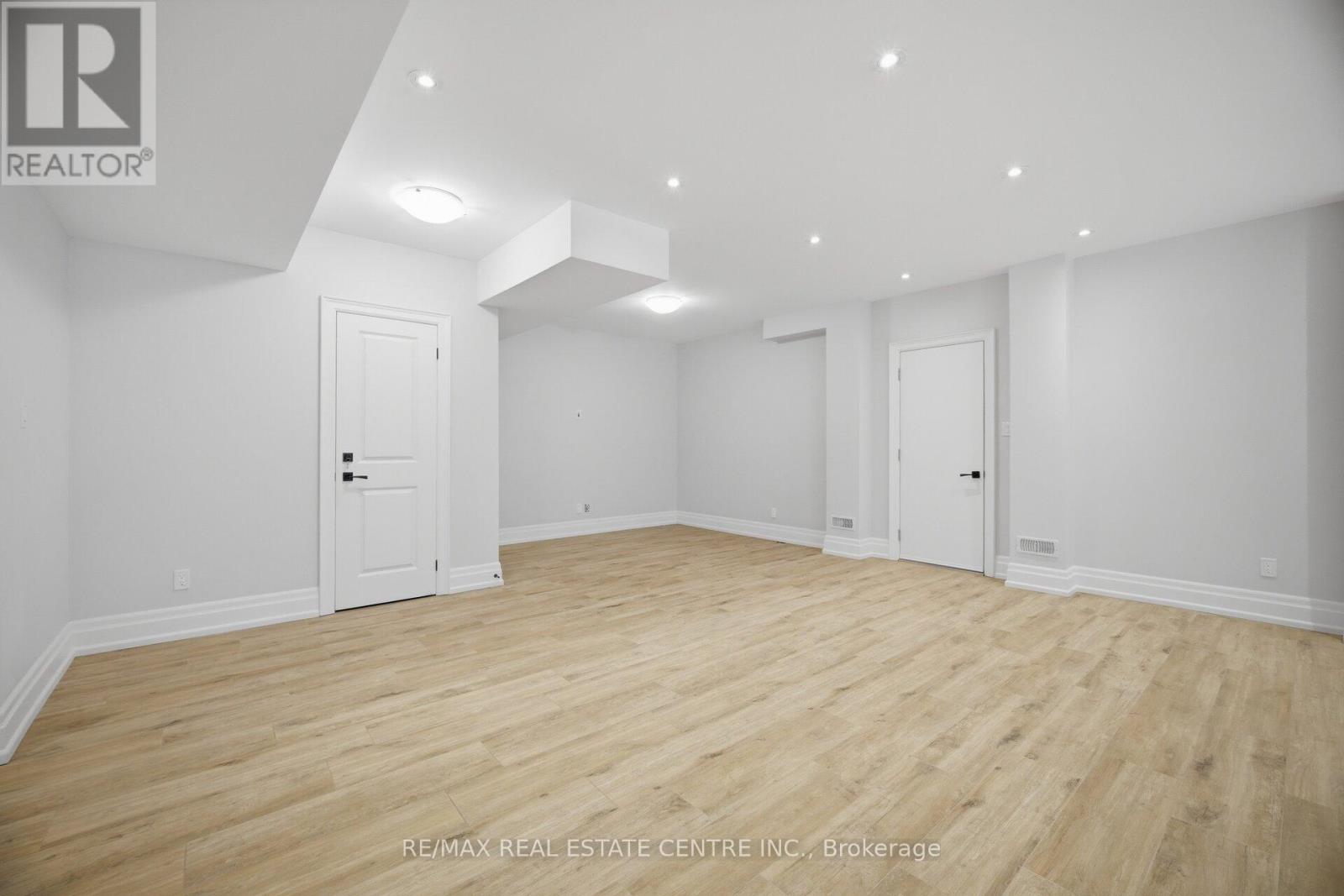 1496 Mansfield Drive, Oakville, Ontario  L6H 1K4 - Photo 38 - W13802392